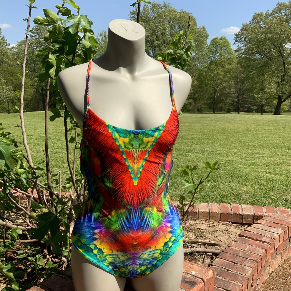 NWT LULI FAMA MUNDO DE COLORES
“Be Scene” Womens One Piece Swimsuit 	Sz S RARE